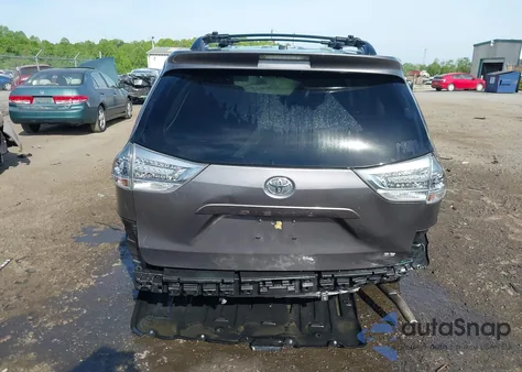 2015 Toyota Sienna Se 8 Passenger z USA, uszkodzony, nr VIN 5TDXK3DC5FS640306